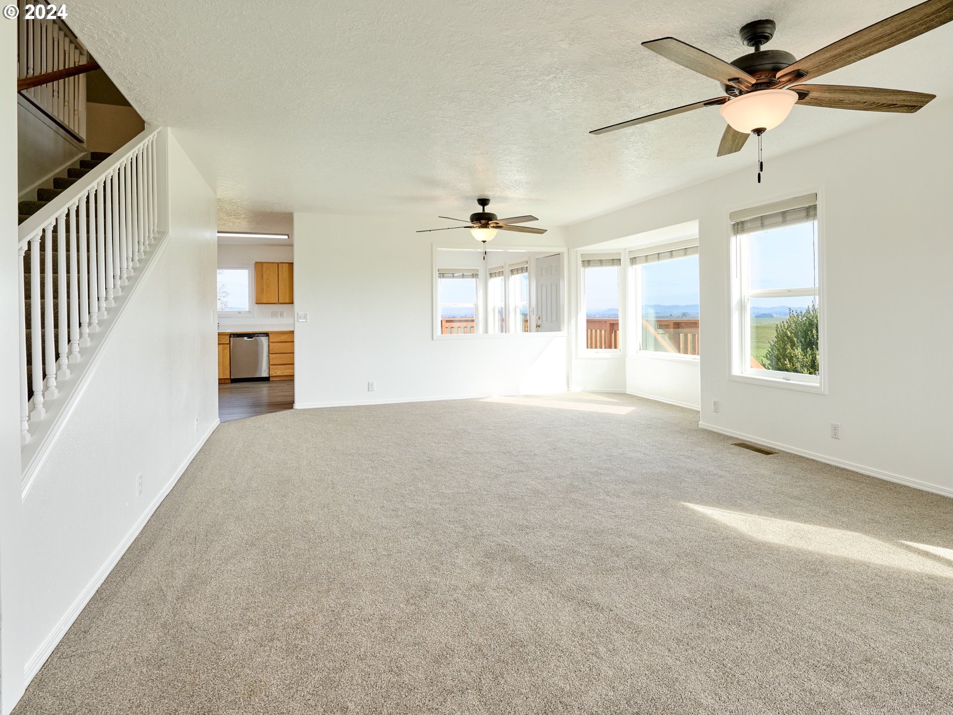 12795 Beck Road Dallas, OR 97338 - Photo 8 of 48 en empty room with windows and ceiling fan