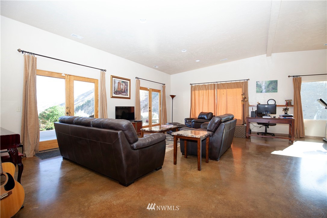 3972 Squilchuck Road Wenatchee, WA 98801 - Photo 10 of 28 Gallery Image 10