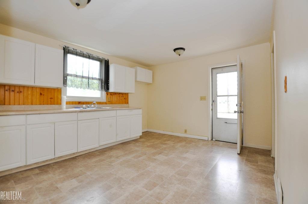 16258 Frazho Road Roseville, MI 48066 - Photo 8 of 28