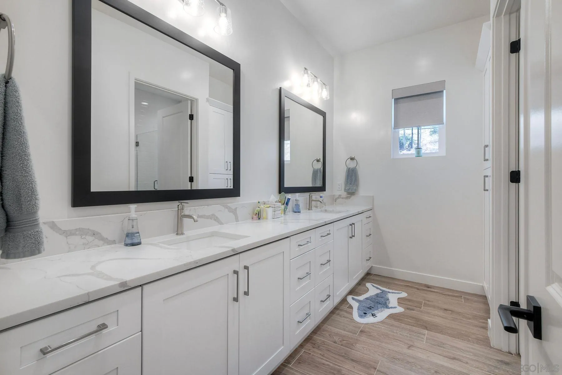 655 Hamilton Lane Escondido, CA 92029 - Photo 21 of 33 Bathroom #2
