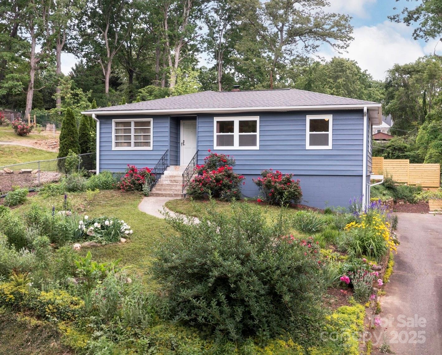 a view front of house with a yard