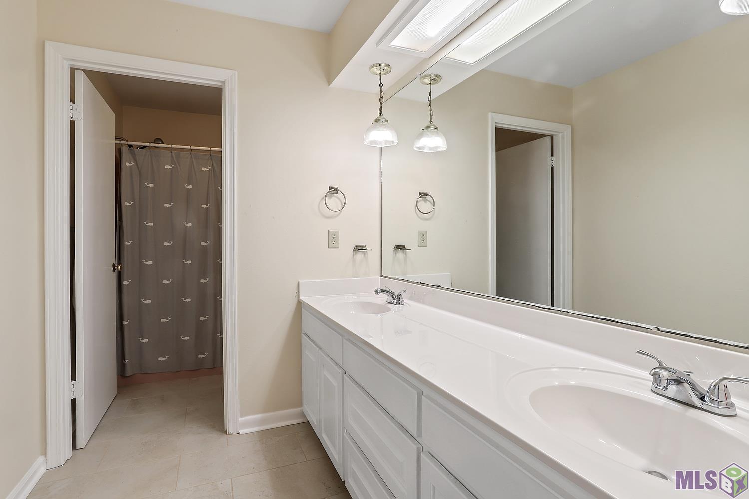 11675 Rue De Tonti Baton Rouge, LA 70810 - Photo 26 of 32 Guest/Hall Bathroom