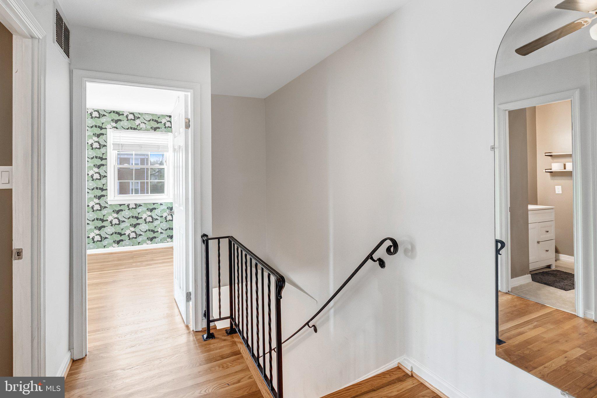 10118 Brandon Way Manassas, VA 20109 - Photo 14 of 43 2nd Level Hallway