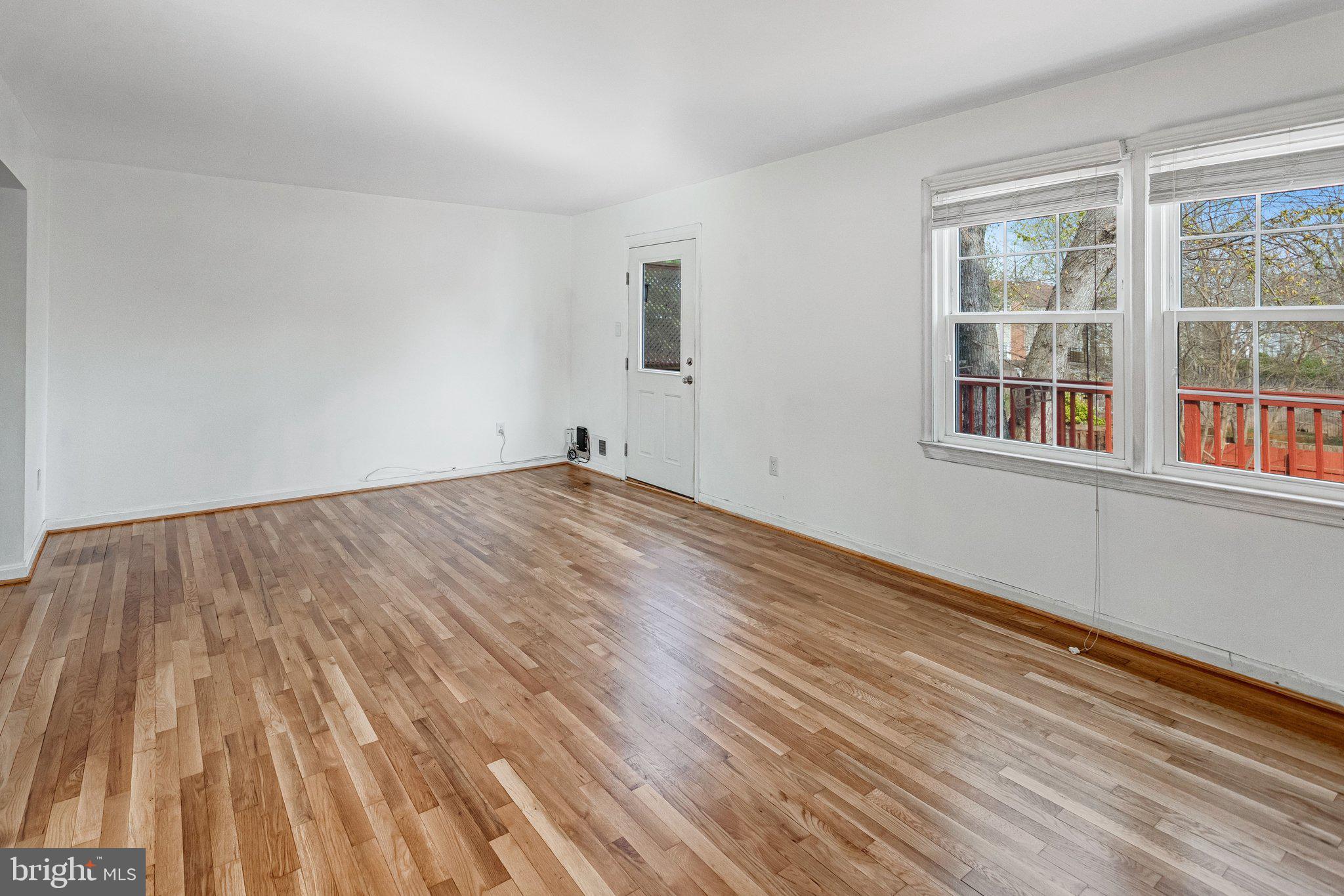 10118 Brandon Way Manassas, VA 20109 - Photo 42 of 43 Living Room Main Level