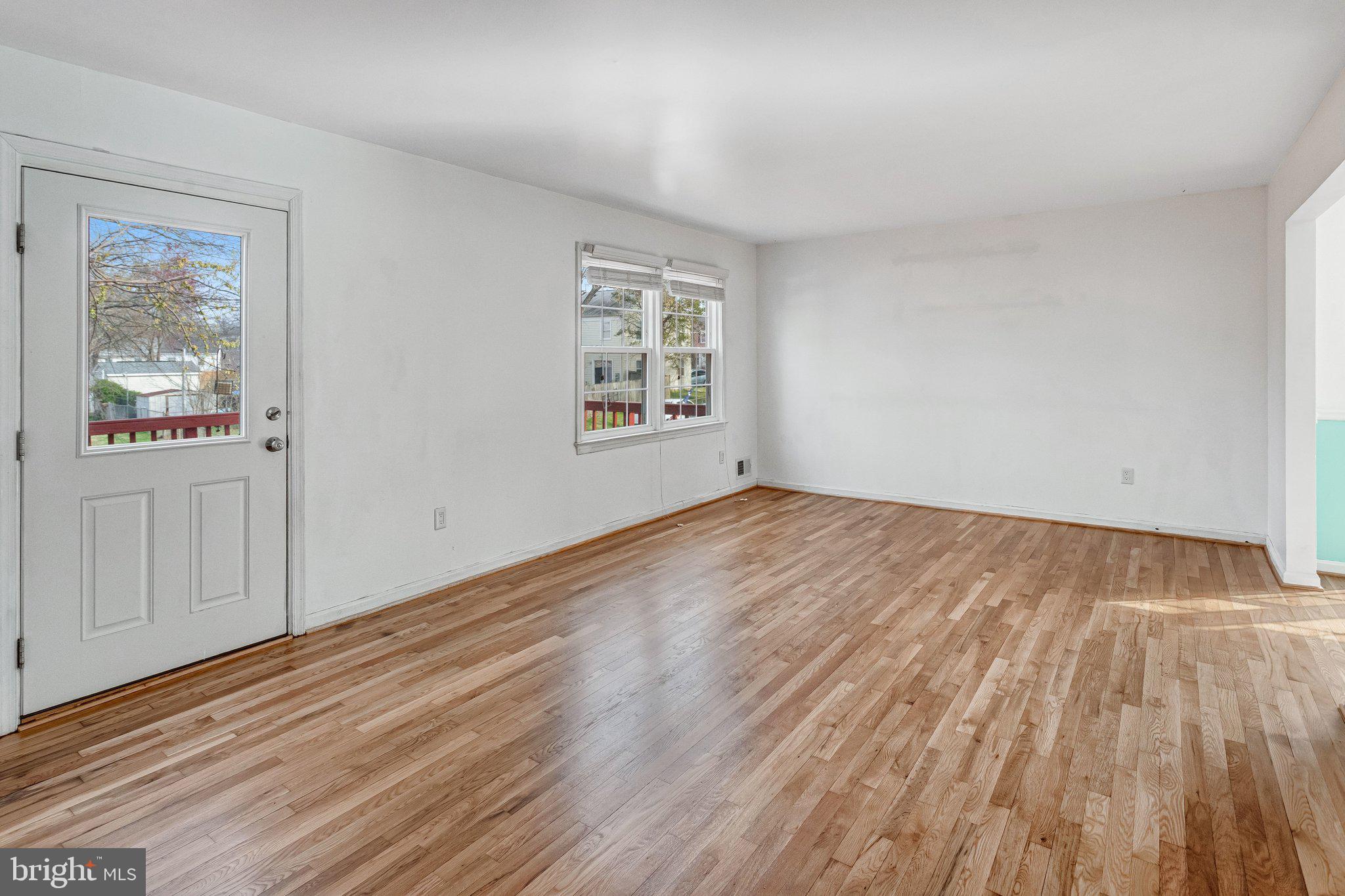10118 Brandon Way Manassas, VA 20109 - Photo 10 of 43 Living Room