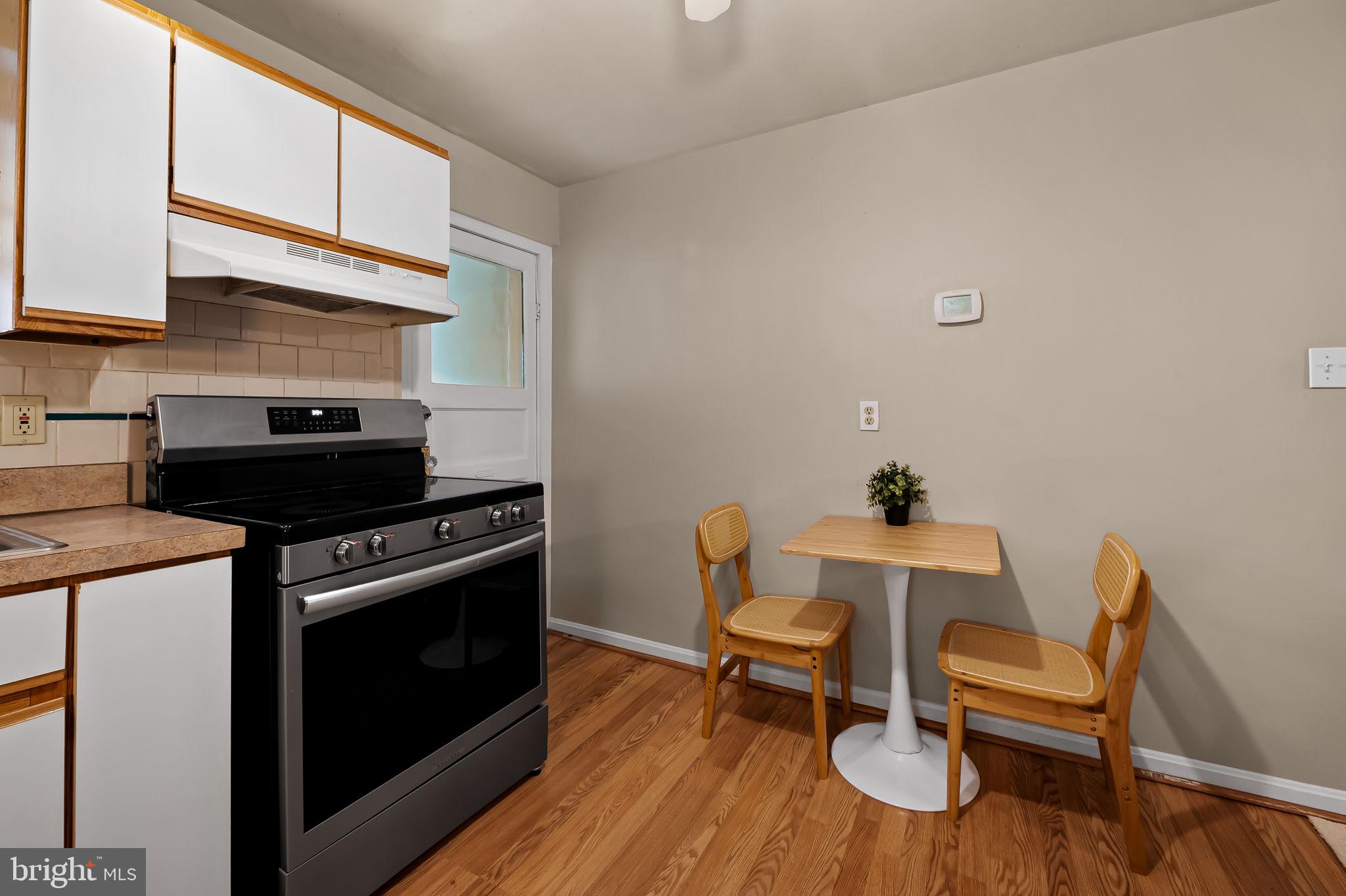 3432 Roland Avenue Baltimore, MD 21211 - Photo 9 of 28 Area to eat in the kitchen