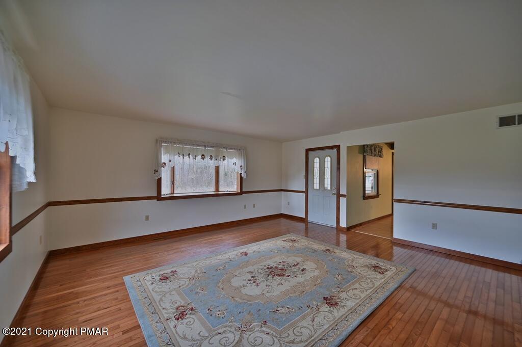 683 Gilbert Road Gilbert, PA 18331 - Photo 6 of 55 Living Room