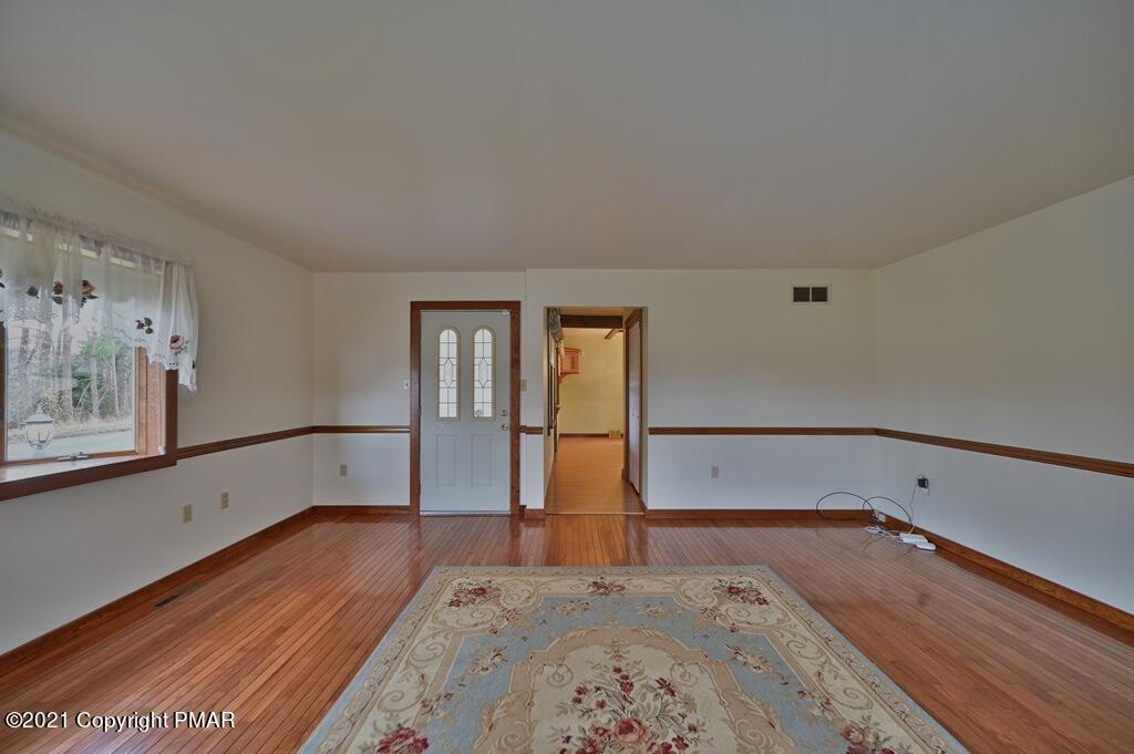 683 Gilbert Road Gilbert, PA 18331 - Photo 7 of 55 Living Room