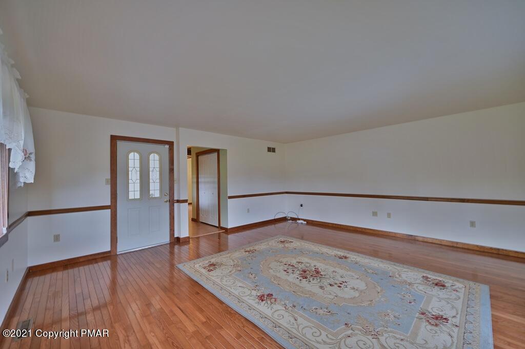 683 Gilbert Road Gilbert, PA 18331 - Photo 8 of 55 Living Room