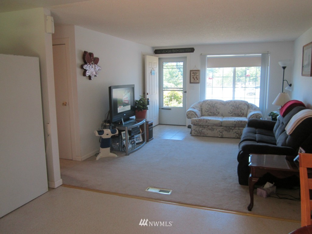 19364 142nd Place Southeast Renton, WA 98058 - Photo 3 of 10 Gallery Image 3