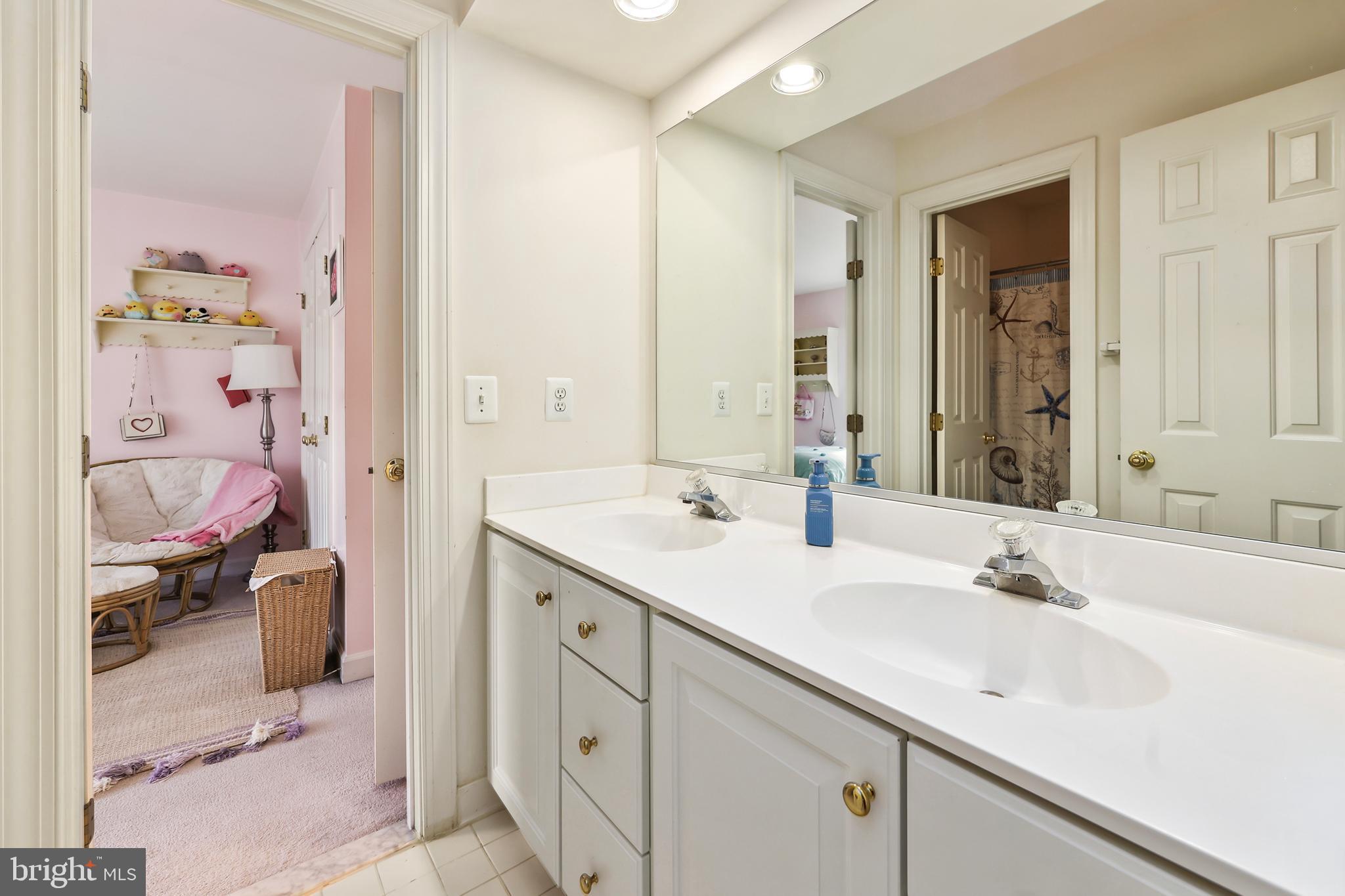 14257 Clubhouse Road Gainesville, VA 20155 - Photo 43 of 69 Jack and Jill bathroom.