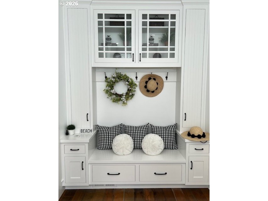 520 Cove Point Depoe Bay, OR 97341 - Photo 30 of 43 a view of cabinet