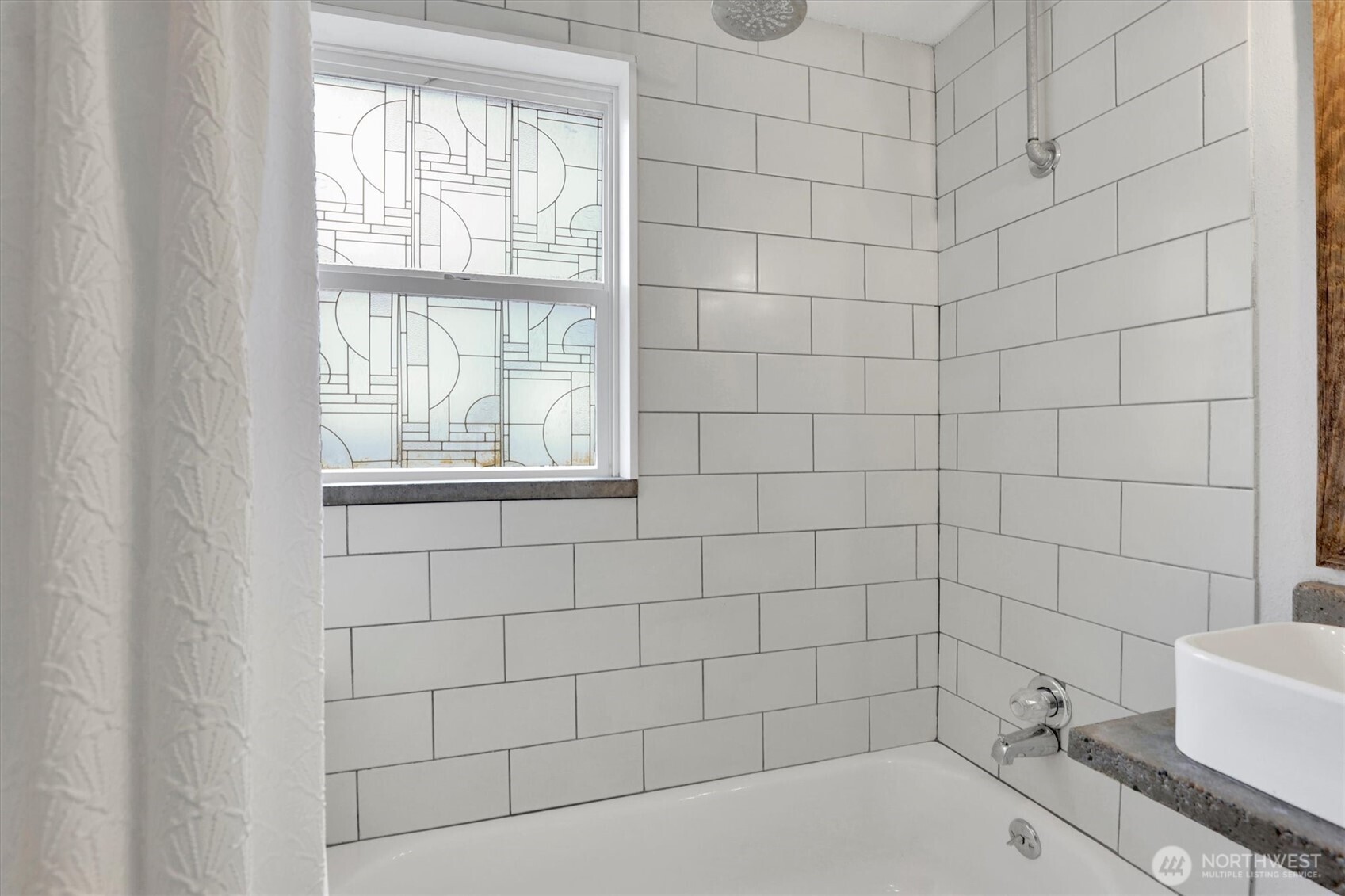 2819 West Olympic Avenue Spokane, WA 99205 - Photo 14 of 40 a bathroom with a bathtub and window