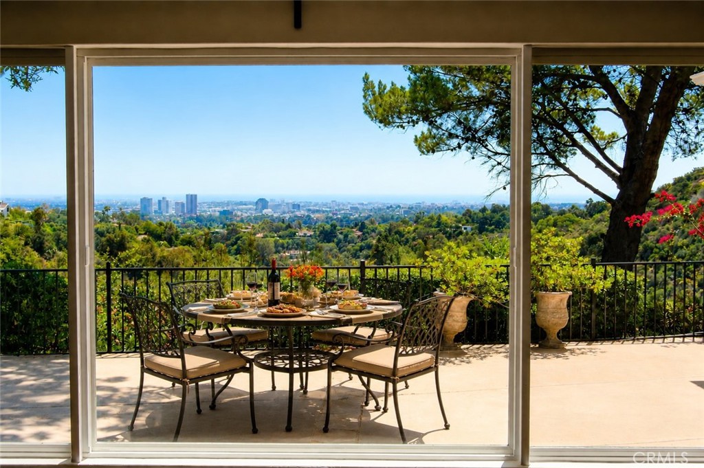 1005 Stradella Road Los Angeles, CA 90077 - Photo 4 of 15