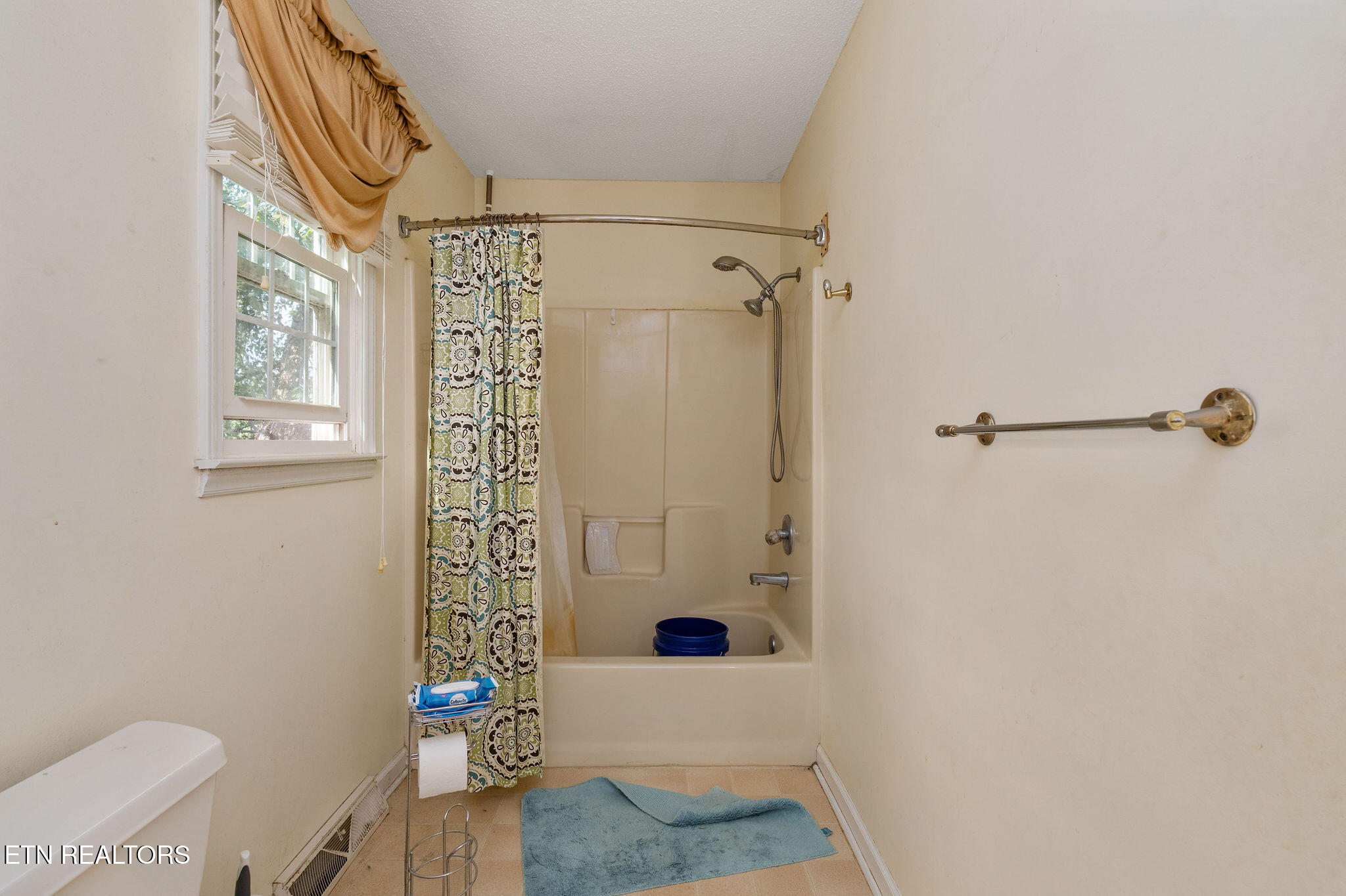 212 Pickens Road Kingsport, TN 37663 - Photo 32 of 49 BATHROOM