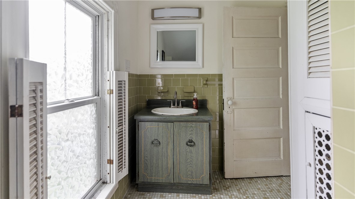 4 Whitcomb Road East Providence, RI 02915 - Photo 13 of 25 Gallery Image 13