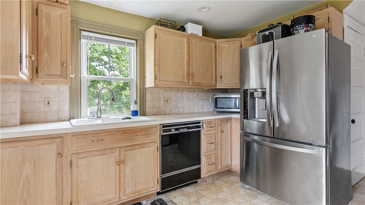 4 Whitcomb Road East Providence, RI 02915 - Photo 4 of 25 Gallery Image 4