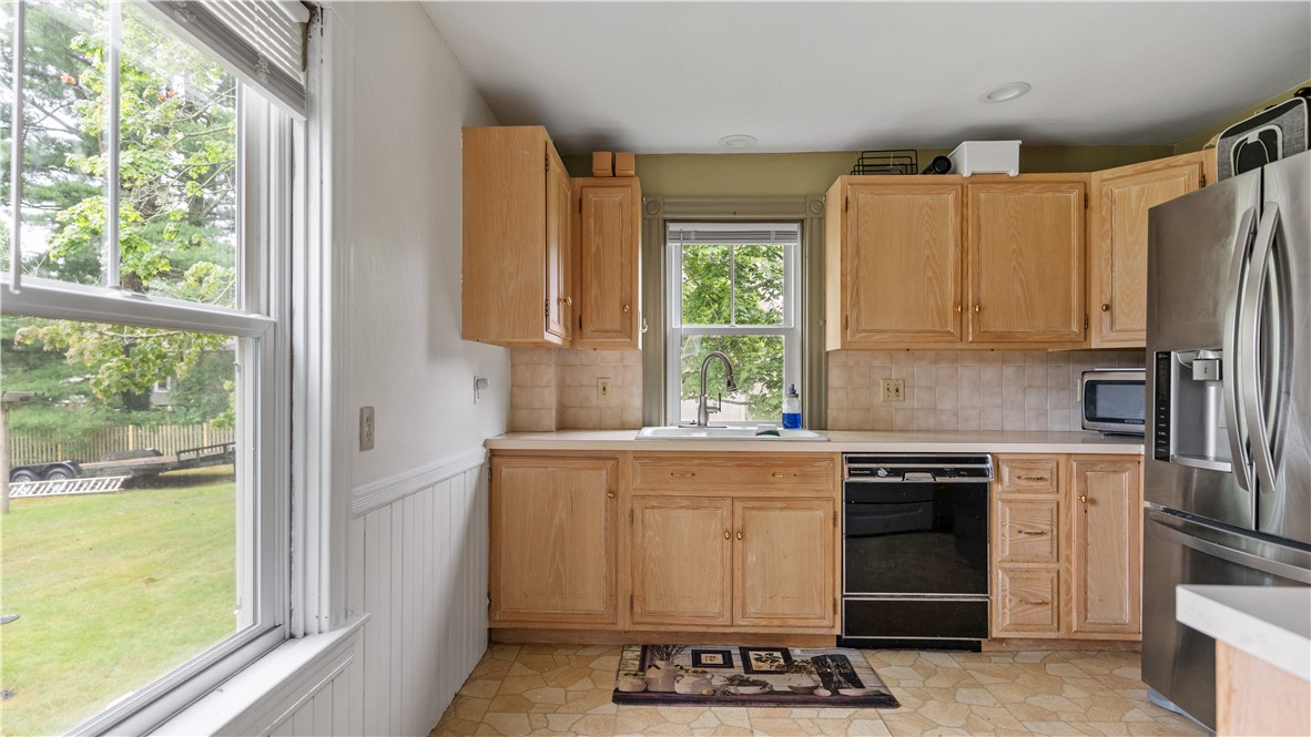 4 Whitcomb Road East Providence, RI 02915 - Photo 6 of 25 Gallery Image 6
