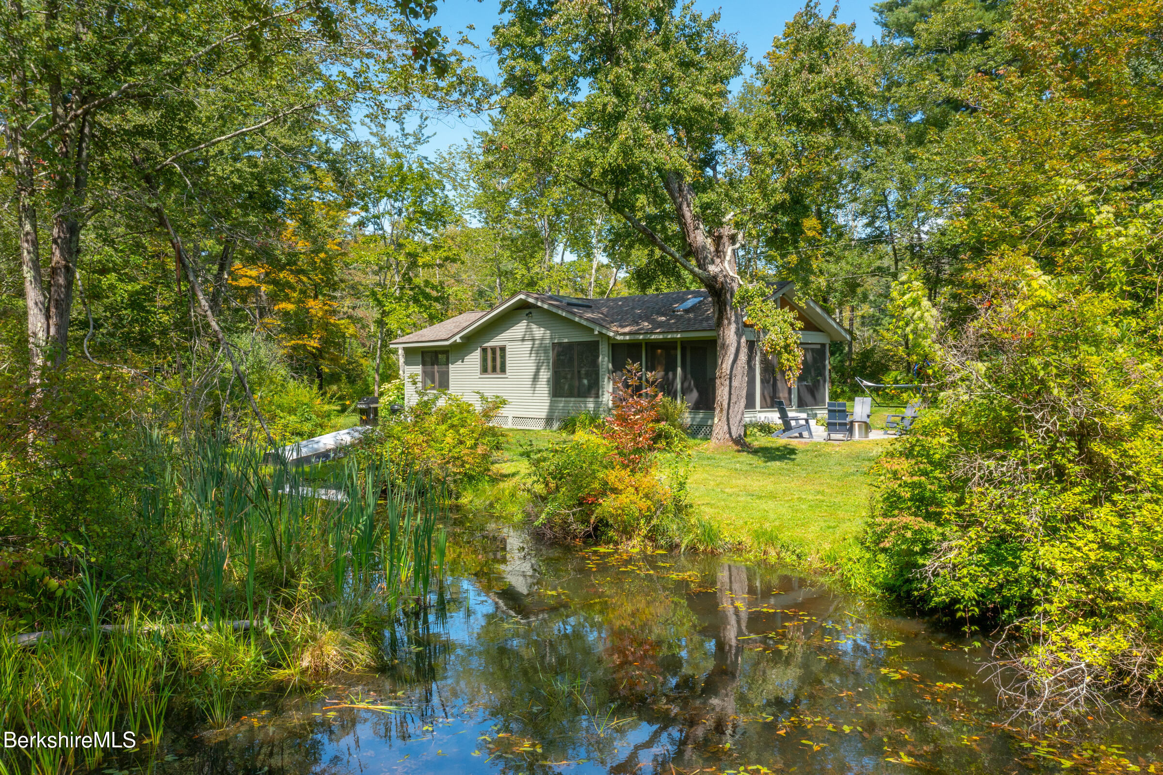 a view of house with garden