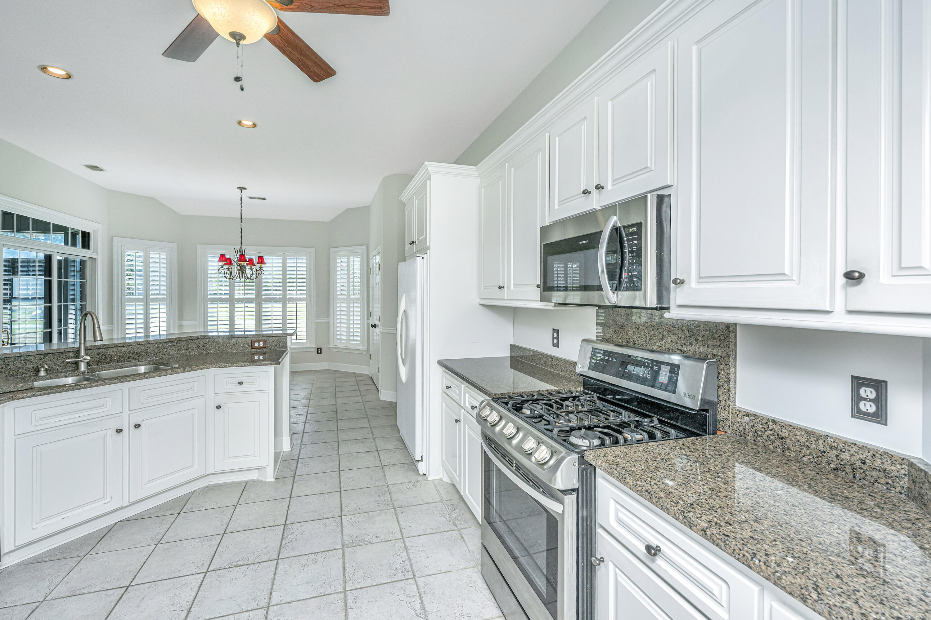 104 Sutton Lane Goose Creek, SC 29445 - Photo 16 of 40 Kitchen Gas Stove