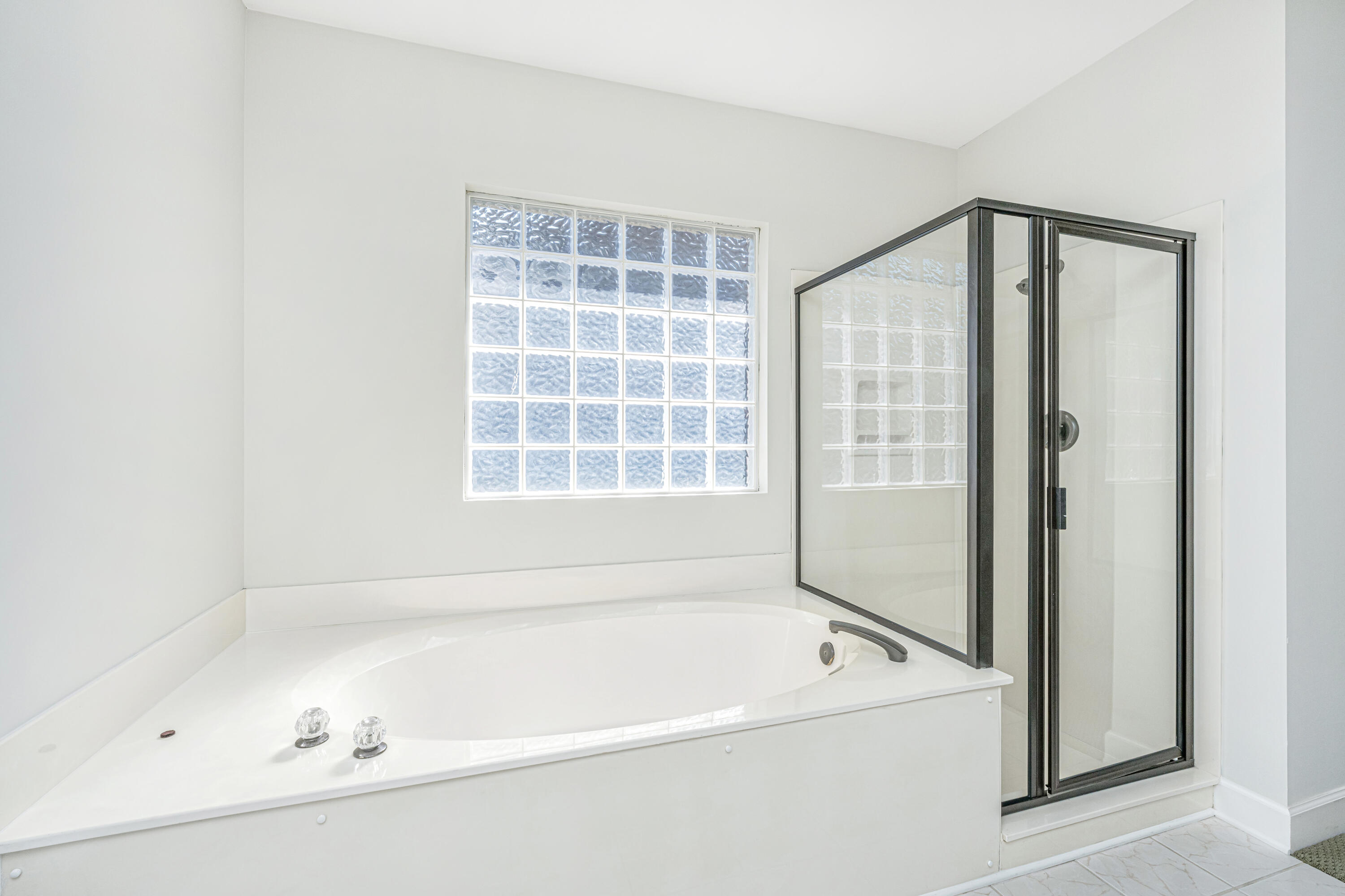 104 Sutton Lane Goose Creek, SC 29445 - Photo 23 of 40 Primary Tub and Shower