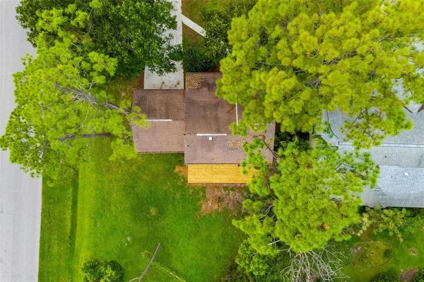 a view of a house with backyard and a tree