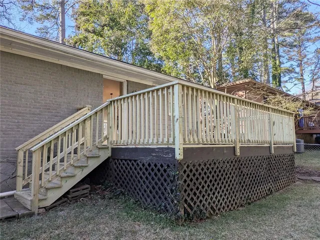 a view of a backyard