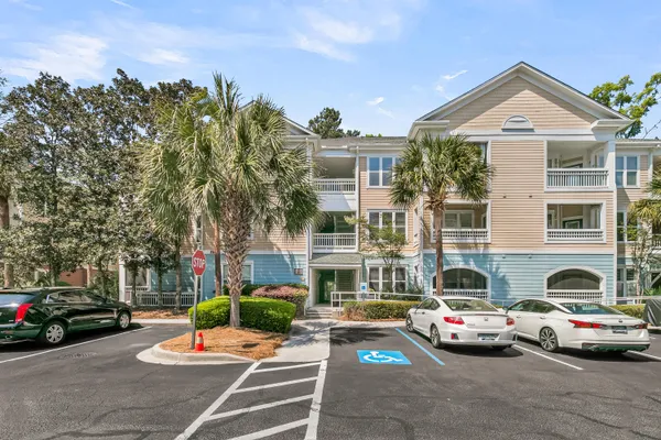 $409,000 | 200 Bucksley Lane, Unit 302, Charleston, SC 29492