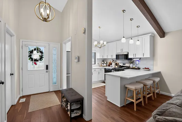 $334,900 | 154 Abbeywood Circle, Streamwood, IL 60107