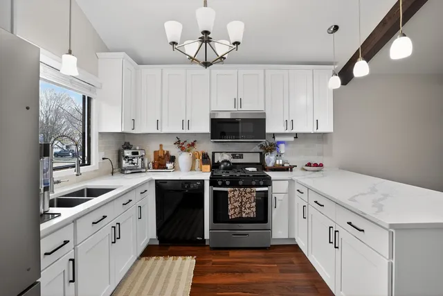 $334,900 | 154 Abbeywood Circle, Streamwood, IL 60107