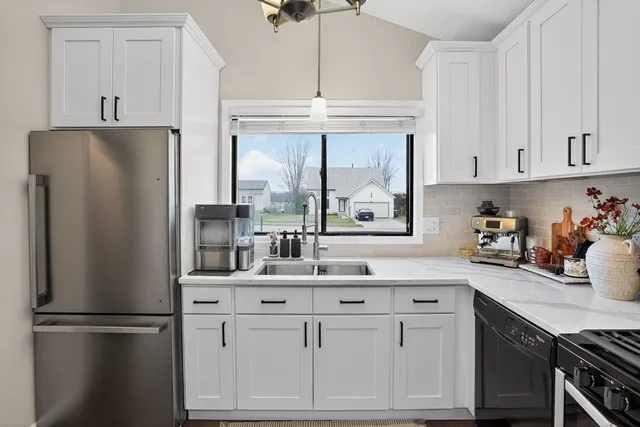 $334,900 | 154 Abbeywood Circle, Streamwood, IL 60107