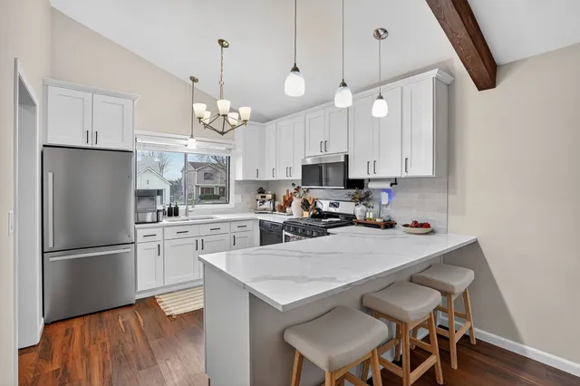 $334,900 | 154 Abbeywood Circle, Streamwood, IL 60107