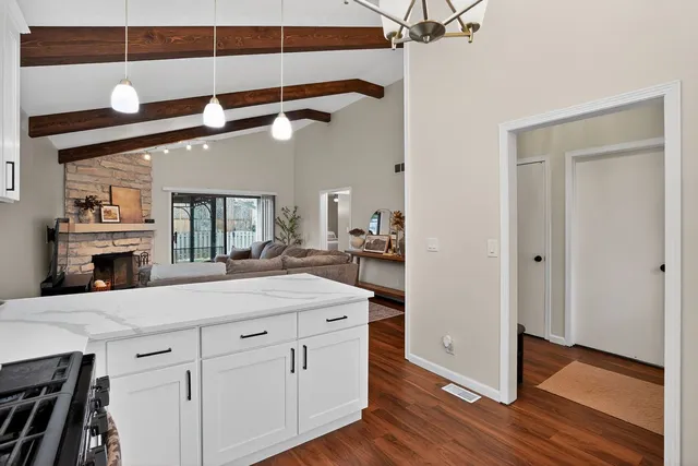 $334,900 | 154 Abbeywood Circle, Streamwood, IL 60107