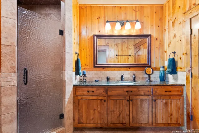 a view of a house with backyard and trees