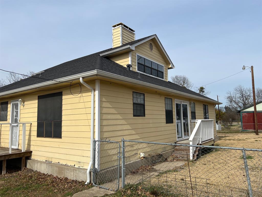 200 Chappell Street Terrell, TX 75160 - Photo 3 of 20 a front view of a house with a yard