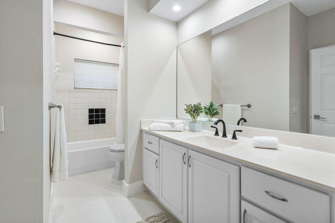 200 Northeast 2nd Street Boca Raton, FL 33432 - Photo 21 of 42 Guest Bathroom