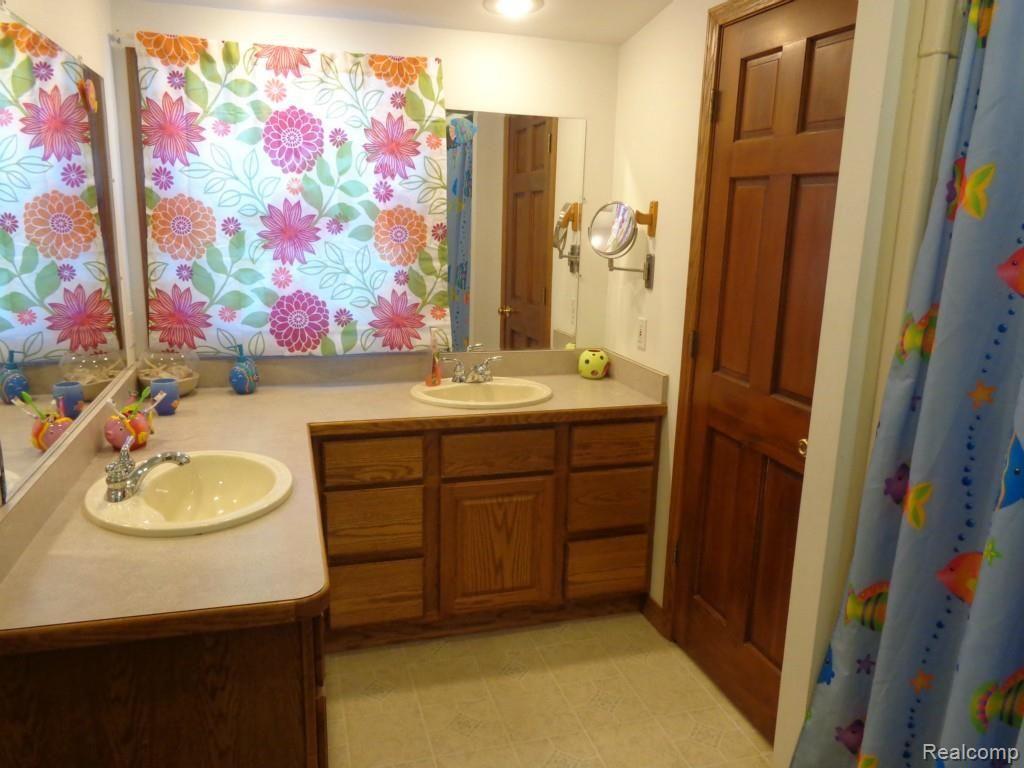 49275 Hanford Road Canton, MI 48187 - Photo 18 of 28 Master Bath