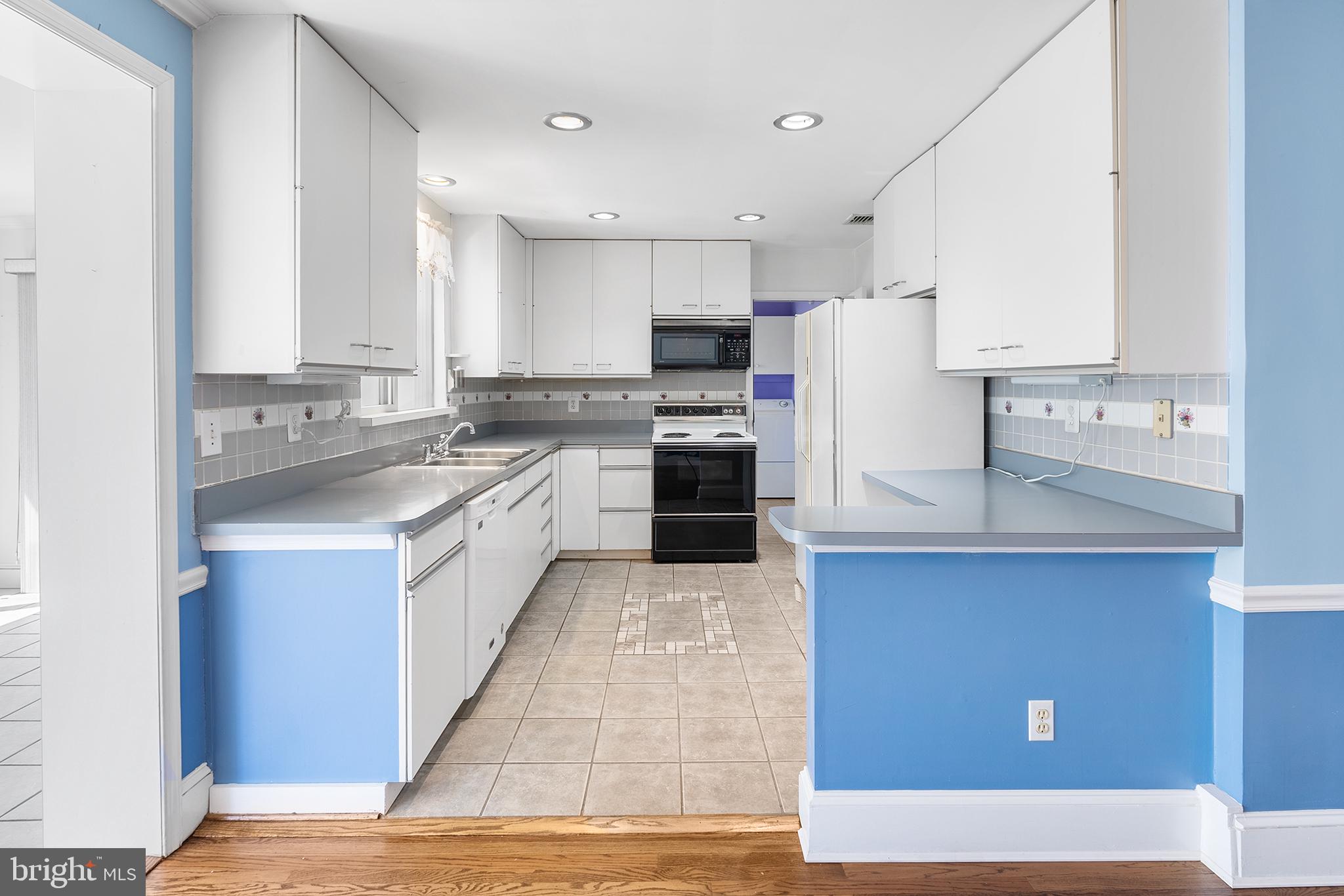 718 Dale Road Huntingdon Valley, PA 19006 - Photo 7 of 25 Kitchen