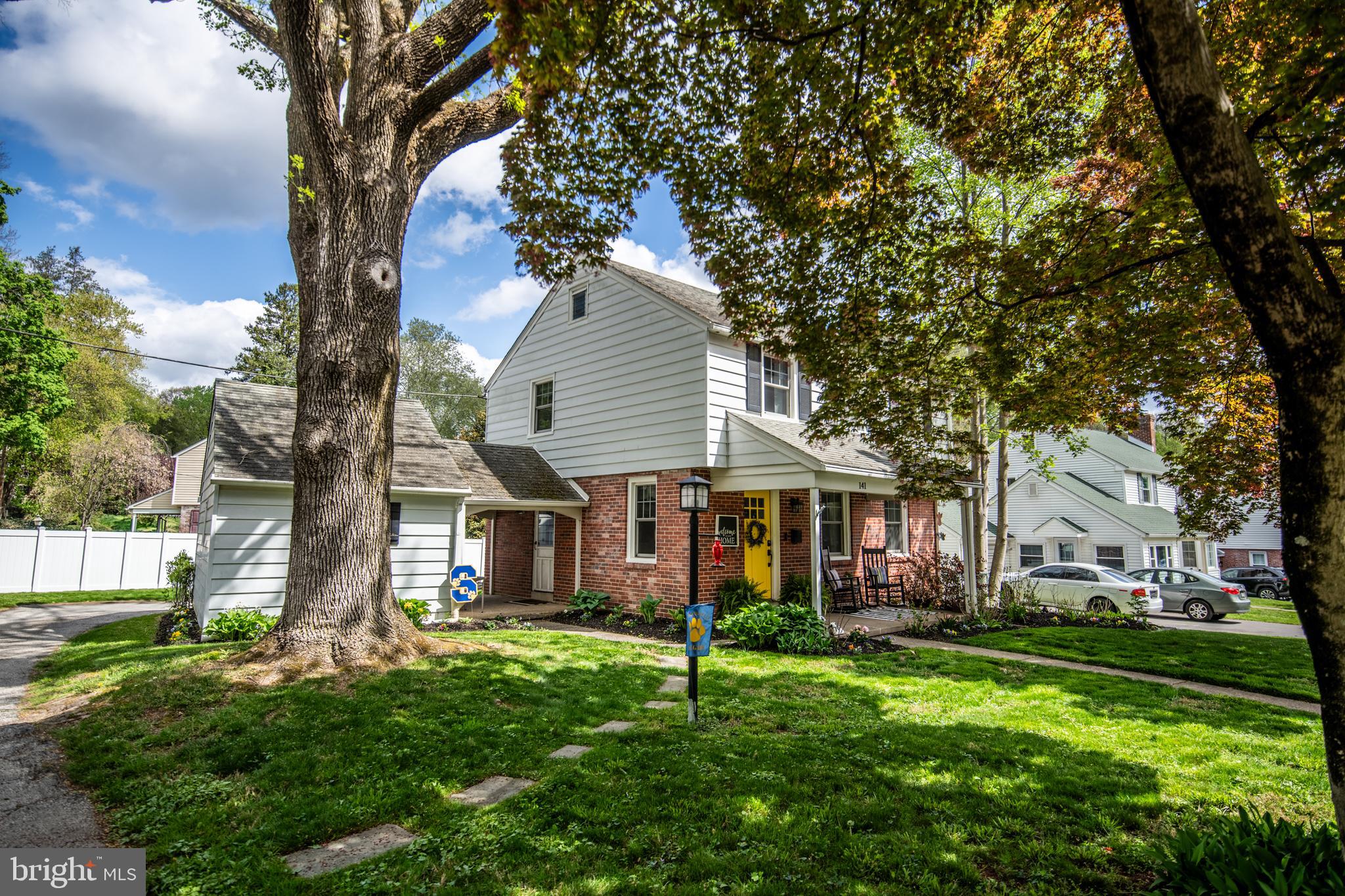 a view of a house with a yard
