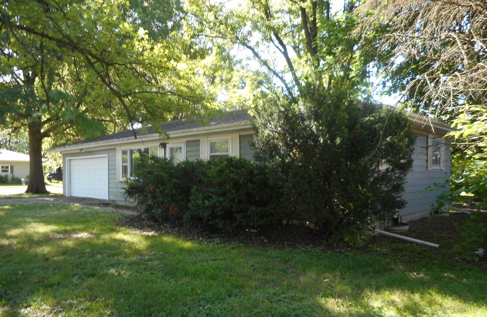 186 Alfred Drive Sycamore, IL 60178 - Photo 2 of 15 a view of backyard of house with green space