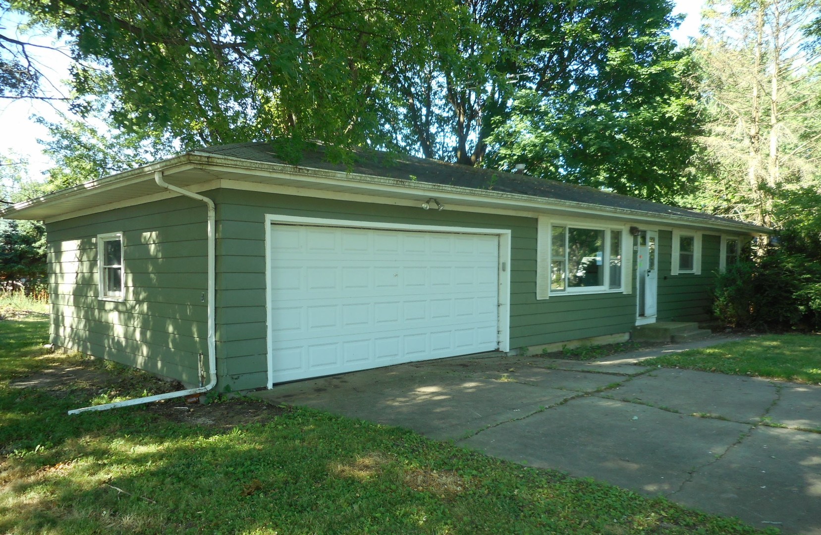 186 Alfred Drive Sycamore, IL 60178 - Photo 3 of 15 a front view of a house with a yard and garage