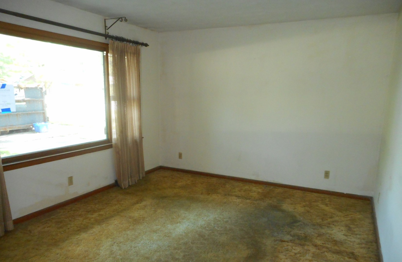 186 Alfred Drive Sycamore, IL 60178 - Photo 4 of 15 a view of an empty room and window