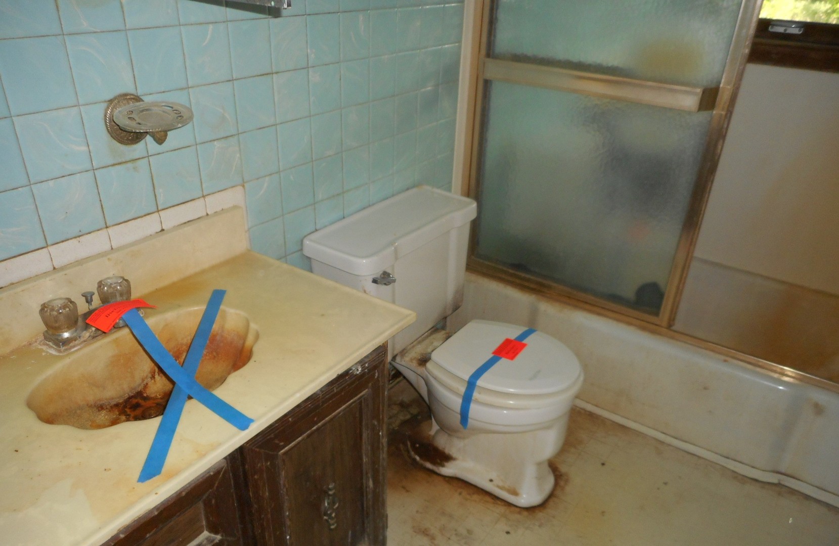 186 Alfred Drive Sycamore, IL 60178 - Photo 7 of 15 a bathroom with a sink toilet and shower
