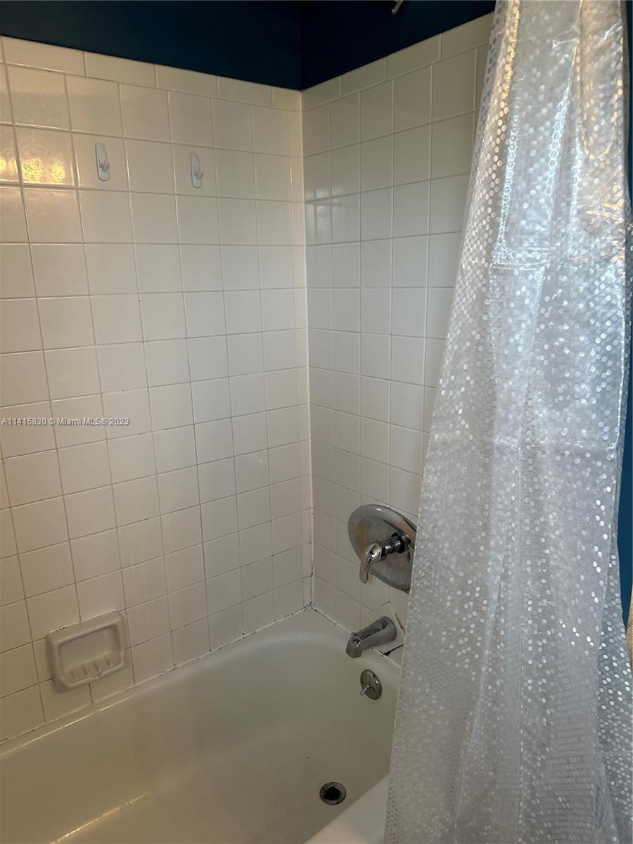 2050 Oleander Boulevard, Unit 9104 Fort Pierce, FL 34950 - Photo 19 of 27 a bathroom with a bathtub