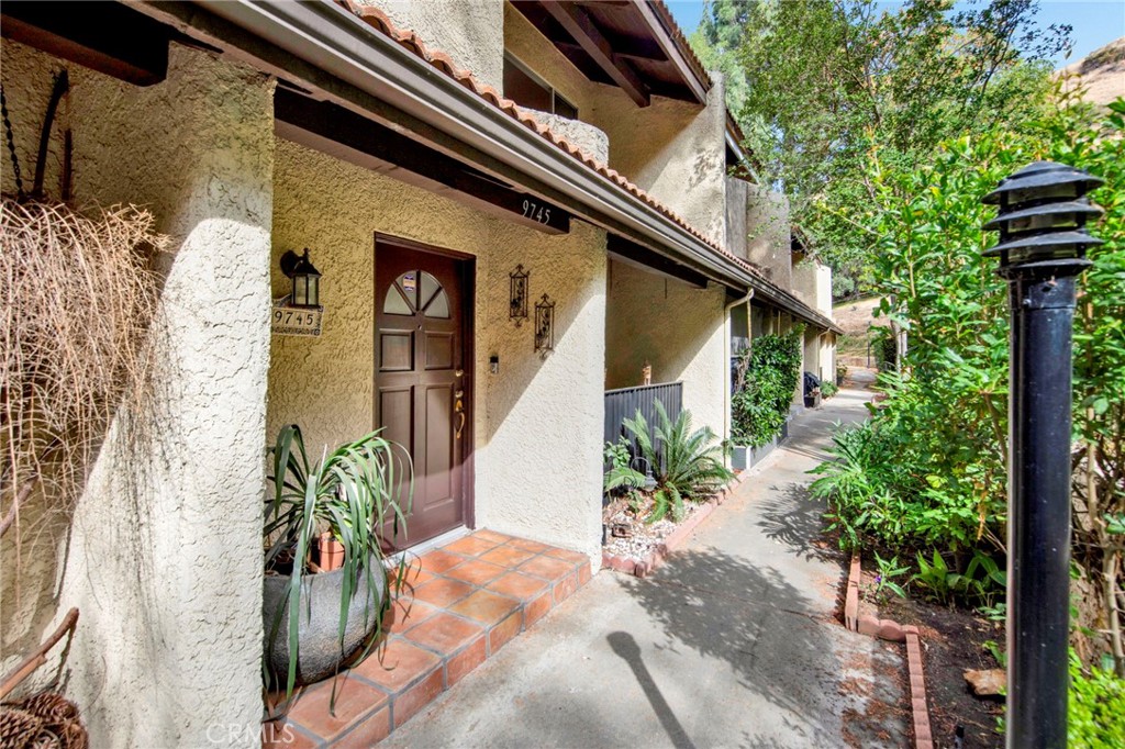 9745 Vía Roma Burbank, CA 91504 - Photo 1 of 18 Gallery Image 1