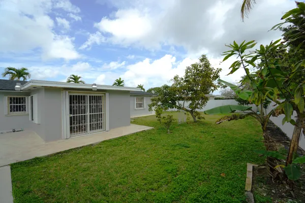 a view of a house with a backyard