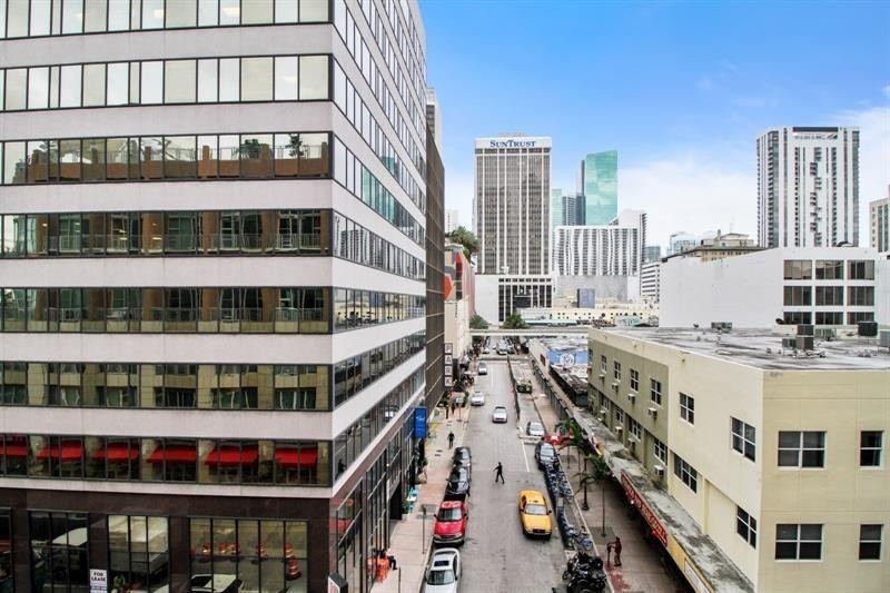 253 Northeast 2nd Street, Unit 421 Miami, FL 33132 - Photo 12 of 39 a view of a large building