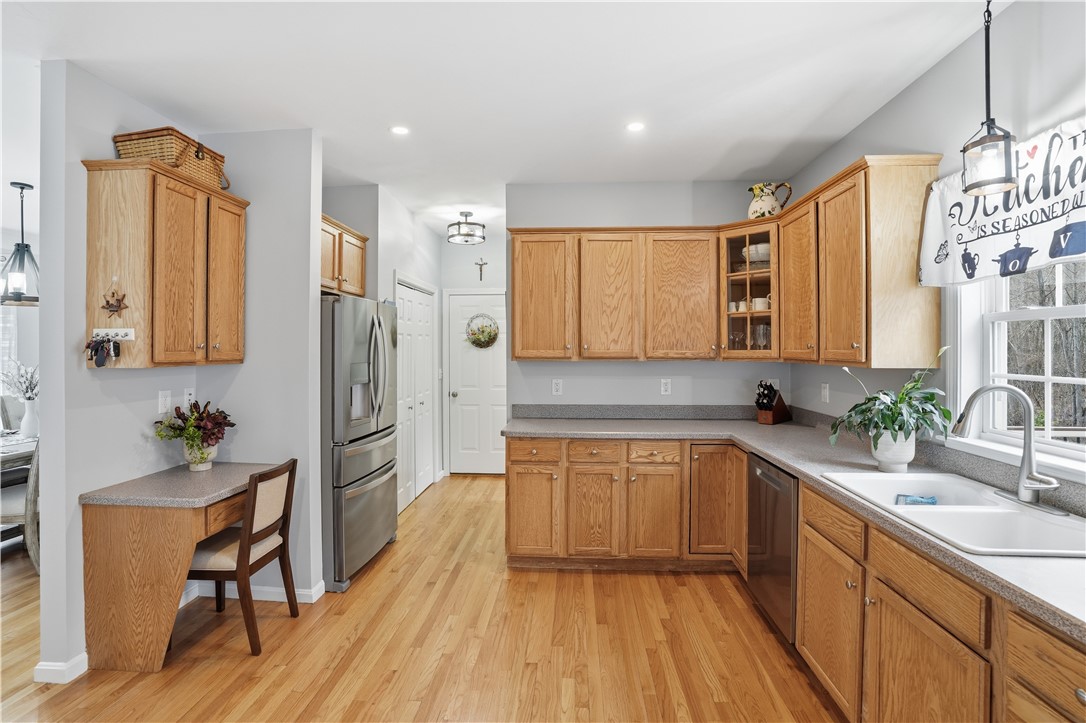 52 Hummingbird Lane Cranston, RI 02921 - Photo 6 of 50