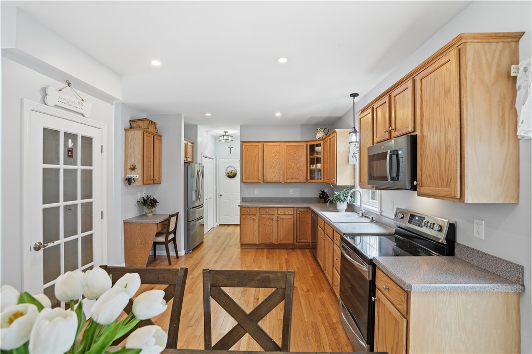 52 Hummingbird Lane Cranston, RI 02921 - Photo 9 of 50