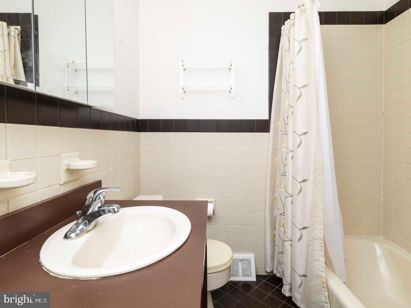 2868 Senak Road Abington, PA 19001 - Photo 16 of 23 Full Bath